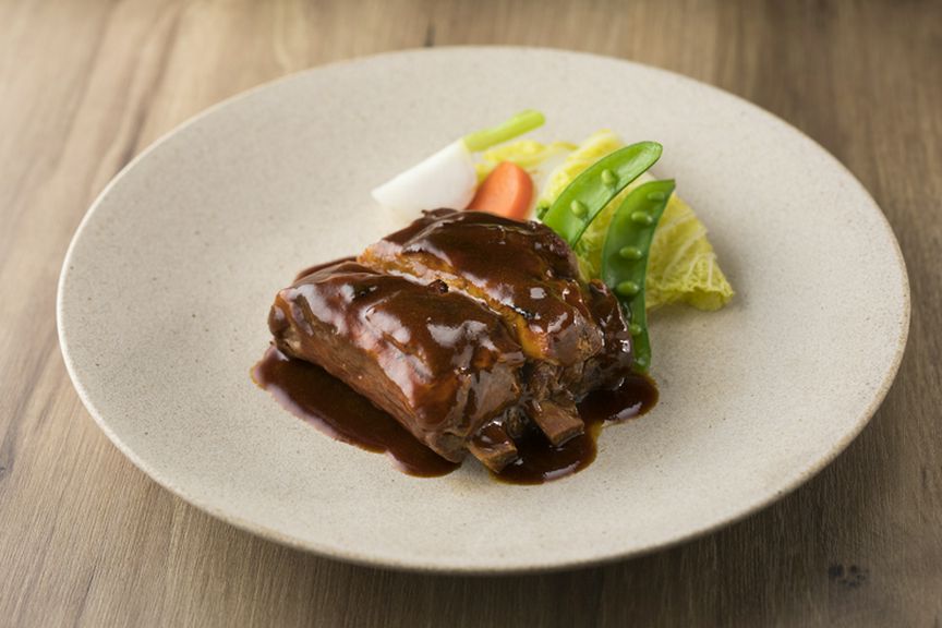 ほろほろに仕上げた大人気の『肉厚スペアリブ』