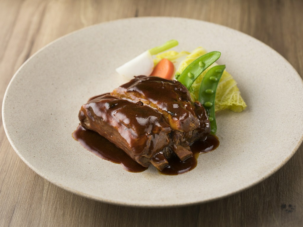 ほろほろに仕上げた大人気の『肉厚スペアリブ』