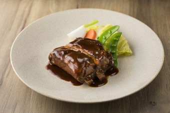 ほろほろに仕上げた大人気の『肉厚スペアリブ』