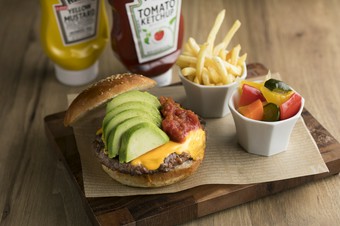 ジューシーでボリュームたっぷり！『LAVAROCKビーフバーガー』　