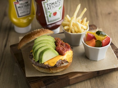 ジューシーでボリュームたっぷり！『LAVAROCKビーフバーガー』　