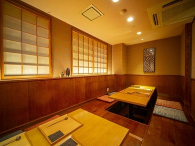 温かみのあるアットホームな店内でくつろぐ