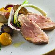 沖縄育ちの琉球ロイヤルポーク。飼料に大麦・甘藷・木酢酸を使用しているため豚特有の臭みが少ない事が特徴で、甘み、コクがあります。
80g1960円、120g2310円、240g3620円からお選び下さい。 
