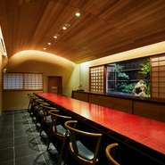 誕生日や特別なひと時をゆったりと過ごせる落ち着きのある空間です。カウンターは、店主との会話を弾ませつつ、料理に舌鼓を打てる特等席。おいしさが二人に和やかな時間をもたらし、素敵な思い出が重なります。