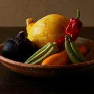 野菜はとことんこだわり入手する実弟の青果店から直接仕入れ。生産者の信念に耳を傾けるため栽培地を直接訪れたり、朝露を感じられるほどの新鮮な旬菜が並ぶ直売所へ足を運んだり、実直に野菜と向き合っています。