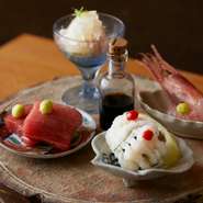 日本海産の蟹や九州・三重の魚介など、各地から届く海の幸は【白川たむら】の料理に欠かせない大切な食材。特に店主が惚れ込んでいる五島列島の海の幸は、中央市場の専門店で仕入れています。