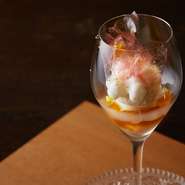 会食のフィナーレを飾るデザートをつくるのは専任のパティシエ。料理の流れを受け、美しく盛付けられた姿に思わず笑みがこぼれます。最後の一皿まで楽しんでもらいたいという店主の心意気の結晶。