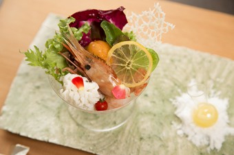 季節の海の幸・山の幸をバカラグラスに美しく盛付けた『おさしみパフェ』