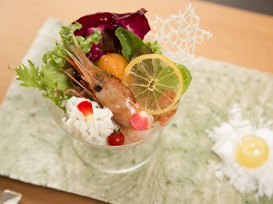 季節の海の幸・山の幸をバカラグラスに美しく盛付けた『おさしみパフェ』