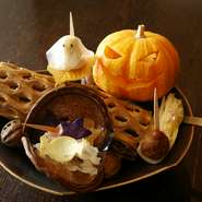 日本の四季、京都の旬を五感で感じられる逸品。祇園の風物詩「祇園祭」やヨーロッパ風習である「ハロウィン」など、毎月季節のテーマごとにさまざまな趣向が凝らされています。