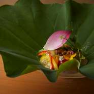 一品目・二品目は手で摘まめる料理に心が和み、お椀が呈されるタイミングでお敷とお箸が登場し、パティシエのデザートで完結。料理長が培ってきた経験を活かし、訪れる人の興味をくすぐる逸品が集結しています。