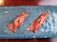 低温調理済み。カンボジア産の生粒胡椒のアクセントと共にいただく、赤身肉の至福の握り。最初の1品としても〆の逸品としてもオススメできます。