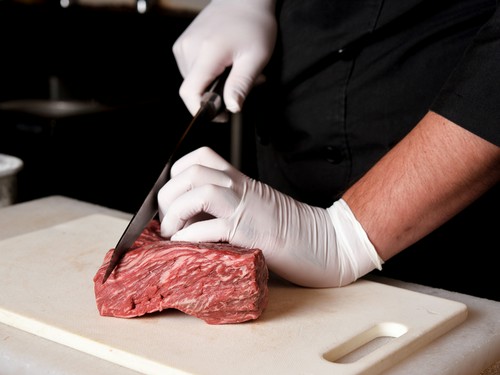 オーダーを受けてから1枚ずつ丁寧に手切り