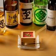 豊富なラインナップが揃う日本酒はもちろん、ウイスキー『越ノ忍』や新潟のワイナリー【CAVE D'OCCI（カーヴドッチ）】のワインなど、「新潟産」にこだわったおいしいお酒が揃っています。季節の限定日本酒も。