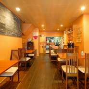 明るい色調の店内はリラックスして過ごせるカジュアルな雰囲気。肩肘はらずに、料理とワインをゆったり楽しめます。