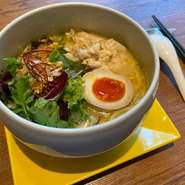 業界最高権威ラーメン大賞鶏白湯部門3年連続1位！
鶏の旨みが濃縮された鶏白湯塩そば（ラーメン）は『自由が丘蔭山樓』の看板メニュー。濃厚で鶏の旨みが凝縮された白湯スープと特製中太麺との相性は抜群です。
