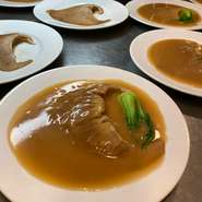 千葉気仙沼産のヨシキリ鮫の尾びれを自家製の鶏白湯でじっくり煮込んだコラーゲンたっぷりのフカヒレの姿煮です。