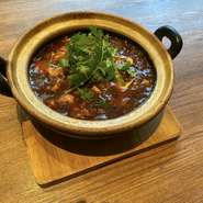 山椒、豆板醤、豆鼓、唐辛子など数種類の香辛料を使用し、トロトロに柔らかく煮込んだ国産牛スジがゴロゴロ入った四川風麻婆豆腐。しびれる辛さの中にも旨味が凝縮し、1度食べるとリピーターになる程の人気商品。