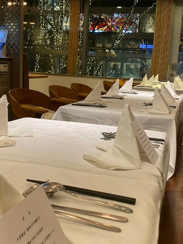 夜景が見られる窓側の席もございます