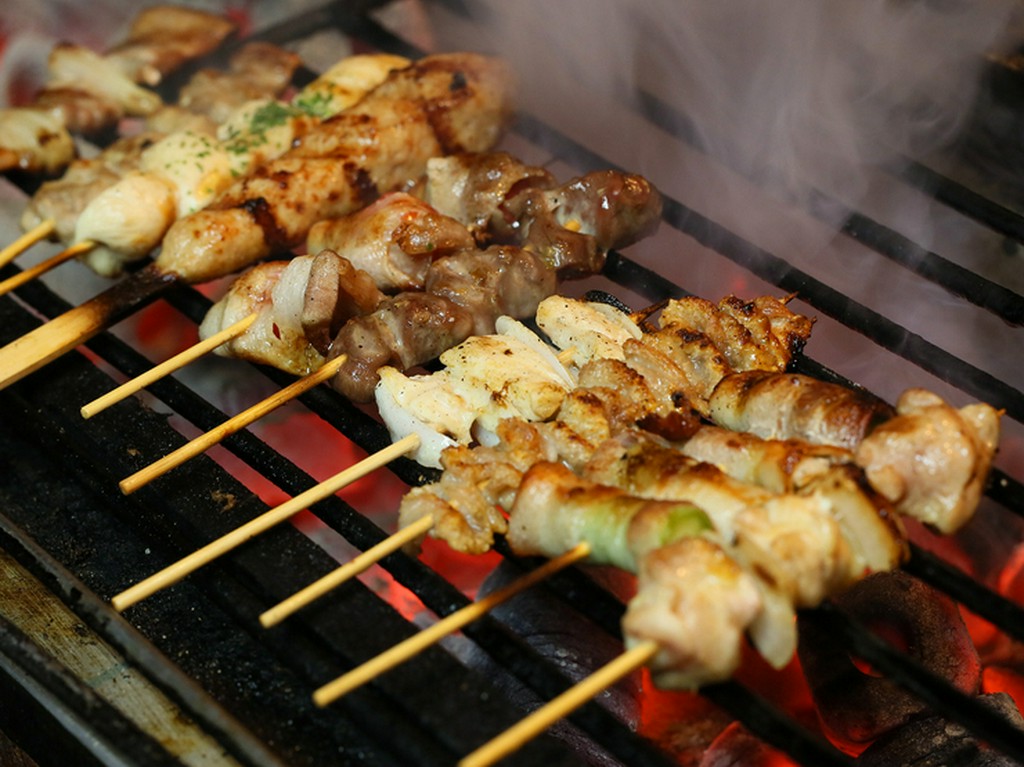 素材の旨さを引き出す炭火焼き