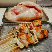 炭火の遠赤外線でじっくりと焼かれた、徳島のブランド地鶏「阿波尾鶏」。表面はパリッと香ばしく中はジューシーでやわらか。甘みとコクを兼ね備え、身が締まってぷりぷりの歯ごたえです。