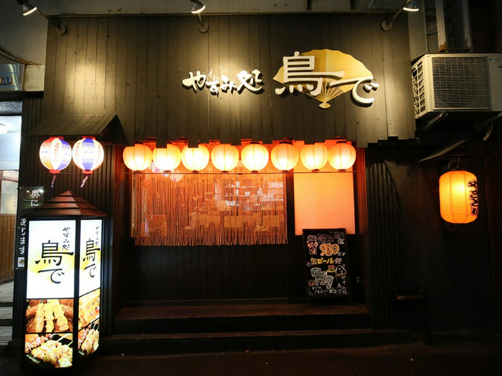 赤ちょうちんが並び、どこか懐かしさを感じるお店