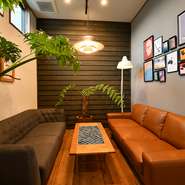 【Bino　cafe&Bakery　Zin】が目指すのは、オセアニアのカフェ文化を伝えるくつろぎ空間。店内はオーストラリア最東端の街・バイロンベイにあるカフェにインスパイアされた、シックで落ち着いたインテリアです。