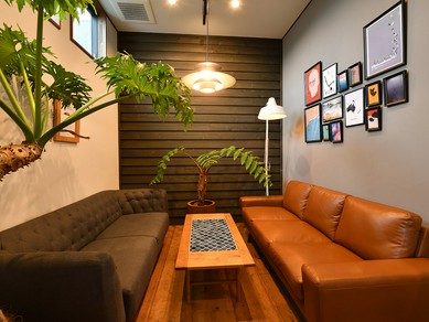 バイロンベイのカフェを思わせるカジュアルシックな空間