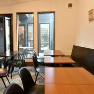 湘南の澄んだ青空を感じながらくつろぎの時間を過ごせる、開放感あふれるテラス席もあり。エステティックサロンや湘南エリア専門不動産店などが入居する施設にあり、お散歩がてらふらりと立ち寄れます。