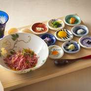 人気の肉亭ユッケ！
お好みに合わせて、9種の薬味とご一緒にお召し上がり下さい。