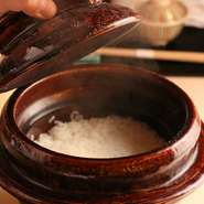 私たちが和牛とともにこだわり抜いたのが、日本の食卓に欠かすことのできないお米。
信楽焼の土釜と絶妙な火の入れ方で実現する最高の炊き上がり。
和牛の炭火焼とともに米本来のお味を存分にお楽しみください。