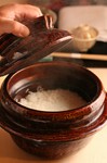 私たちが和牛とともにこだわり抜いたのが、日本の食卓に欠かすことのできないお米。
信楽焼の土釜と絶妙な火の入れ方で実現する最高の炊き上がり。
和牛の炭火焼とともに米本来のお味を存分にお楽しみください。
