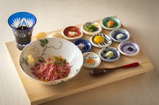 ―近江牛の肉寿司と人気の肉亭ユッケ　近江牛希少部位の炭火焼き―