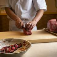 ・2名様より承ります。
・仕入状況により予告なく内容が変更する場合がございます。
・アレルギーをお持ちのお客様はご予約時にご相談下さい。
・当日キャンセルはキャンセル料としてお料理代金の100％を頂戴致します。
・個室ご利用の際は、別途個室使用料（1100円　税込／ひと部屋）を頂戴致します。