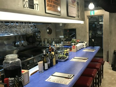 サク飲みにもピッタリ。店主との会話も楽しめるカウンター