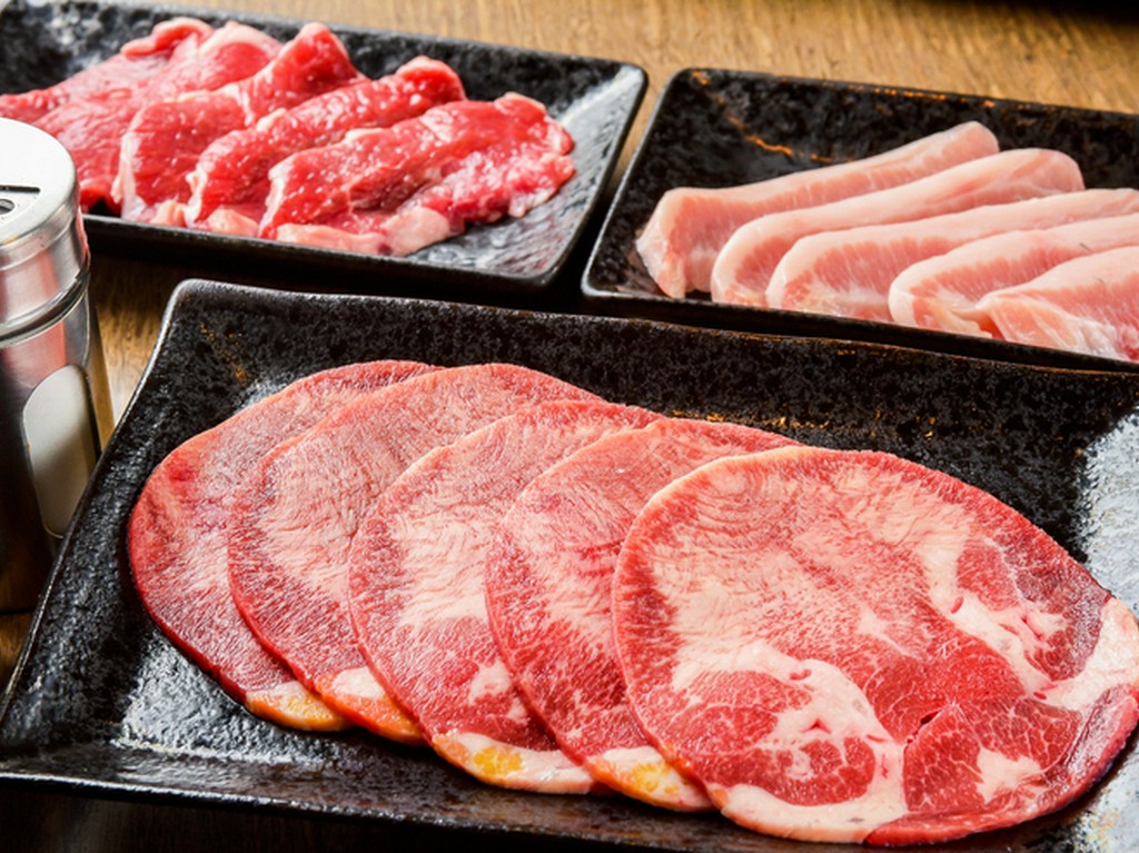 暑い夜に、出来立ての焼肉を頬張る