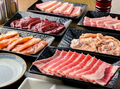 バリエーション豊富な料理を囲んで盛り上がる歓送迎会