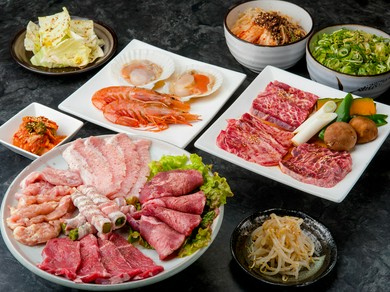 バリエーション豊富な料理を囲んで盛り上がる歓送迎会