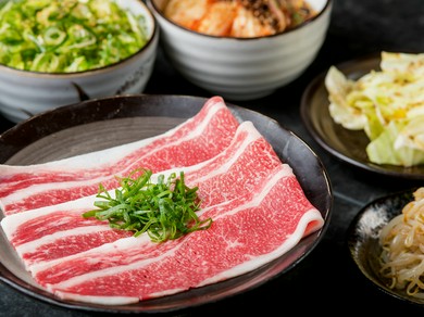 バリエーション豊富な料理を囲んで盛り上がる歓送迎会