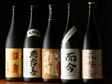 通も唸る日本酒は、ずらり70種以上をラインナップ