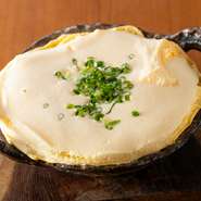 じっくり柔らかく煮込んだ牛すじをふわふわの玉子でとじた当店の人気メニュー