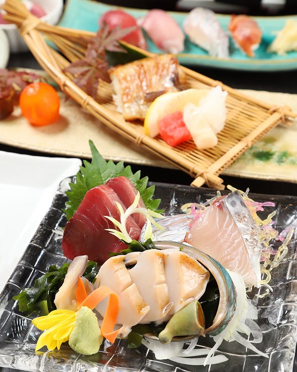 【每天限定3组】活鲍鱼和黑毛和牛套餐（共8道菜）6,500日元+2小时无限畅饮