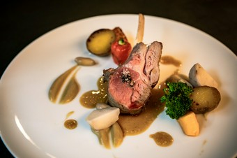 軽く燻製した骨付き仔羊のロティ