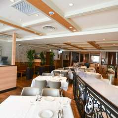 白を基調とした落ち着いた店内