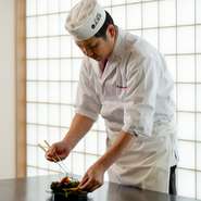 2020年秋に閉館した老舗旅館「幾松」で料理長を務めた料理人がつくる、本格的な京料理をコストパフォーマンスよく味わえます。