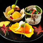 栗田舎煮（写真左奥）に使用している、江戸時代からの丹波名物「丹波産栗」。大きくて甘いのが特長で「銀寄」「筑波」などの品種があります。