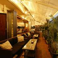 ウッド調の店内は温かみを感じます。テラスにはソファタイプの席のご用意。カーテンにより隣席と間仕切っている半個室は周囲のざわめきを感じながらお二人の時間を過ごせます。カジュアルデートにもお勧めです。