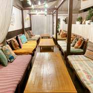 隣席との間はカーテンで仕切られており、ゆったりとした広いお席はデートやお子様連れにも最適です。最大30名様まで収容可能です。