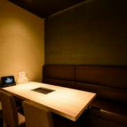 周りを気にせずにくつろげる個室。和の風情漂う設えが、落ち着いた雰囲気を醸し出しています。普段使いのデートから記念日などの特別な日のディナーまで、美食に笑顔あふれる二人だけの時間を満喫して。