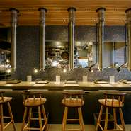 富山駅ナカにあり、アクセス至便で気軽に利用ができるのも人気のポイント。県内外から訪れる人が絶えません。飲み放題付きコースでたっぷり楽しむもよし、カジュアルなランチタイムを過ごすのもオススメです。